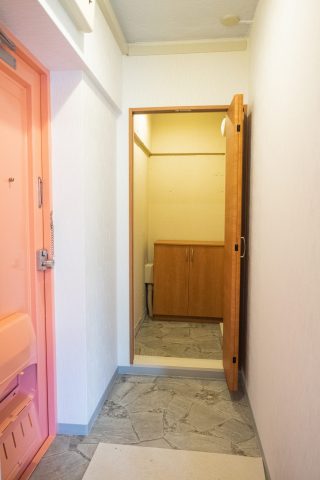 玄関から入ってすぐのところにあるサービスルーム